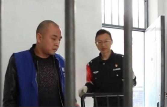  
潘刚与友人外出聚会，当聚会结束后，他在返回家中的路上，遭遇袭击被人刺伤，虽然