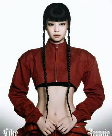 JENNIE主打曲造型品品JENNIE主打曲造型！她穿着超短皮草外套内搭紧身衣，