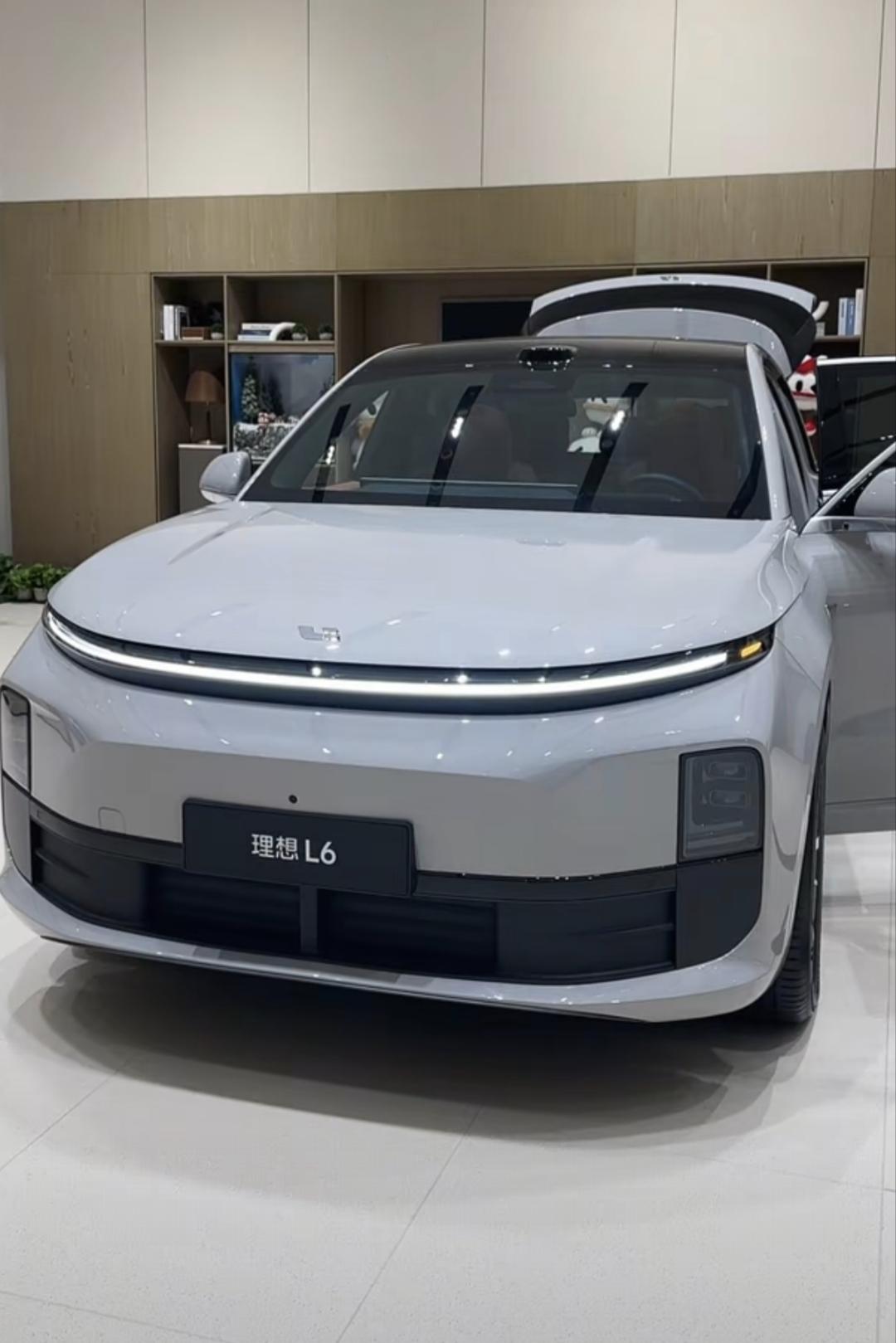 理想L6是一款不错的家用车，我最想夸的就是它那个悬架表现，软硬可调，家用还是挺有