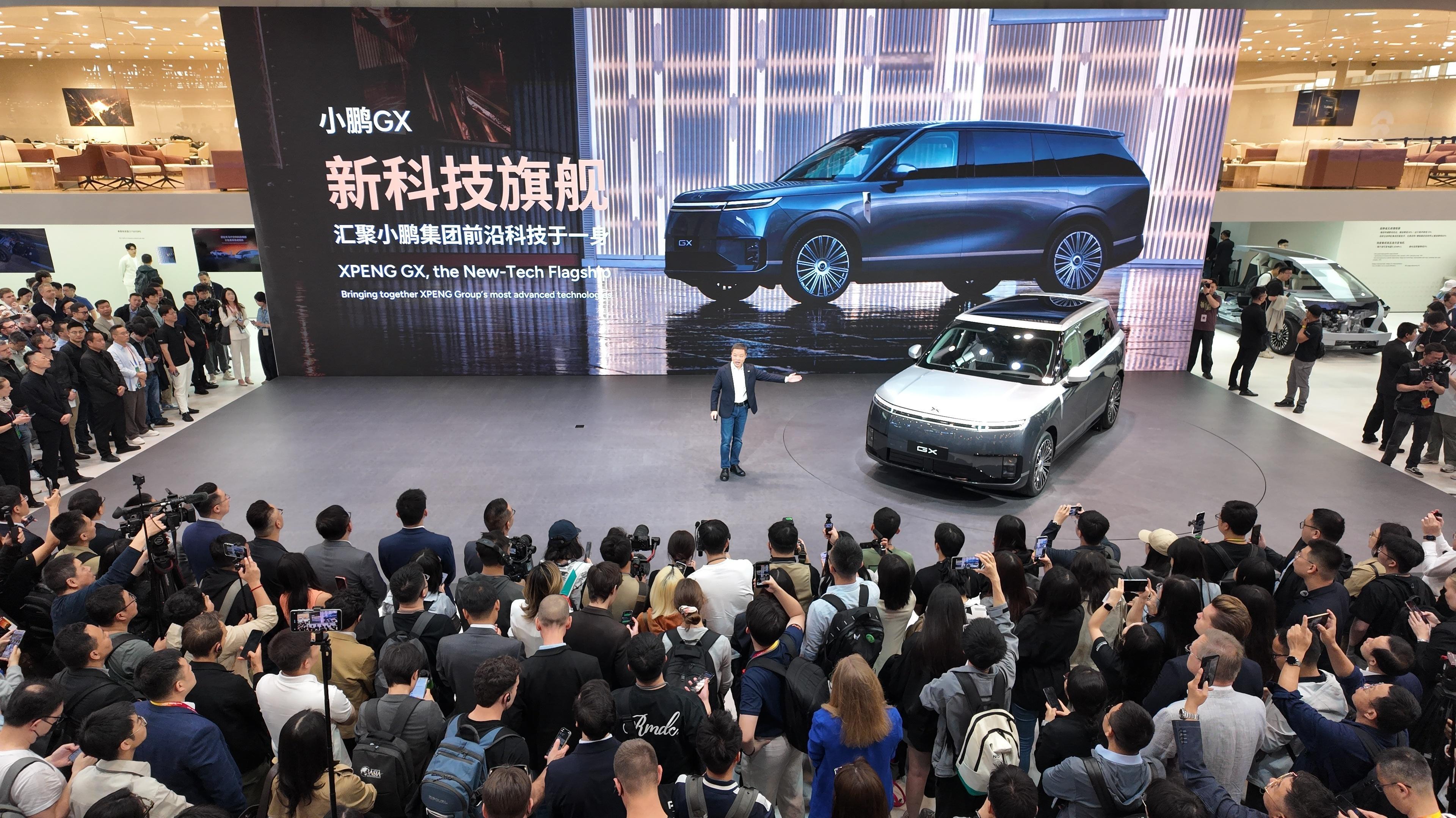 小鹏GX 新色，双拼色，远看不错。建议展车配上。小鹏汽车小鹏物理AI全品类登陆北