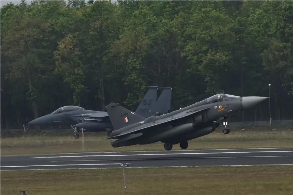 印度称光辉战机堪称全球最佳就是自信11月28日，印方表示，“光辉”战斗机“没有任