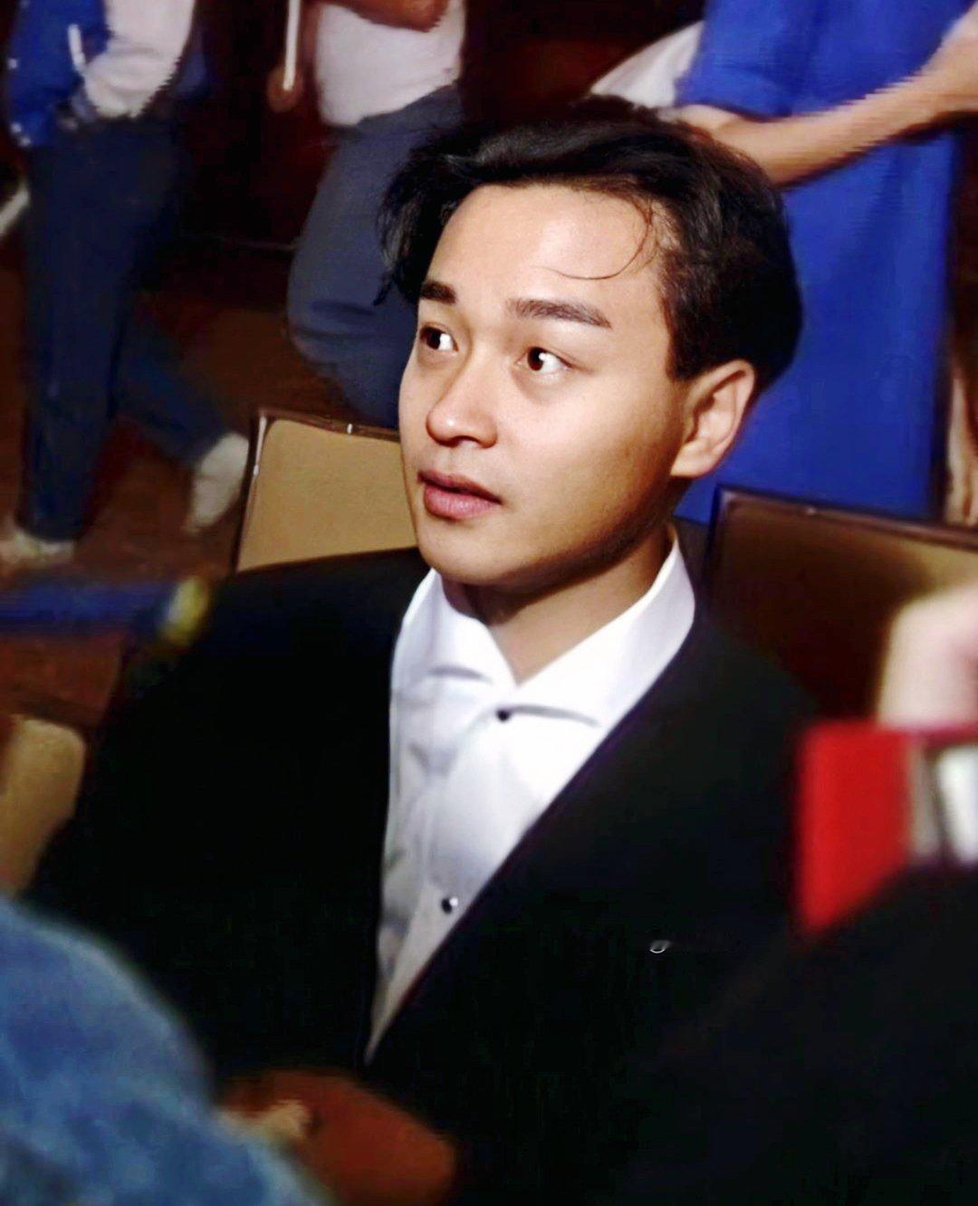 张国荣  1989年9月17日14时，张国荣在香港丽晶酒店举行记者会。他亲手揭开