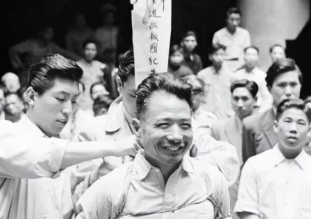 1949年，臭名昭彰的汉奸朱大同被枪毙，周围骂声不断，可他脸上却挂着笑容，陈毅知