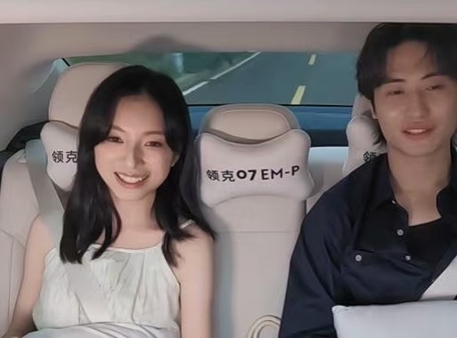 《心动的信号 8》刚开播就被晨蓝 CP 甜到了王乐晨和徐如蓝双向互选时，眼里的光