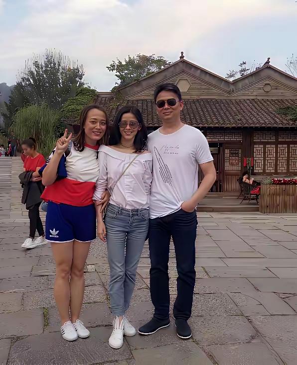 刘强东章泽天我认识，旁边女士是谁？