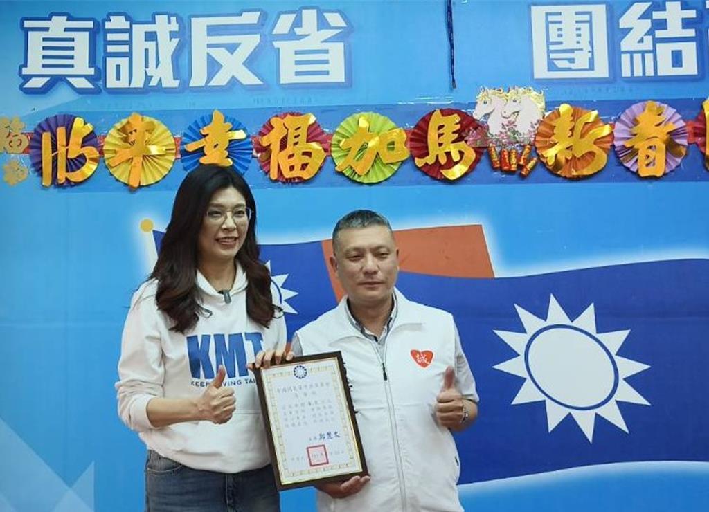 郑丽文亲赴嘉义征召翁寿良参选嘉义市长 市长黄敏惠缺席引遐想！


国民党主席郑丽