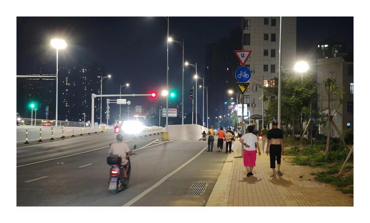 夏夜，在桥上乘凉还是不错的。