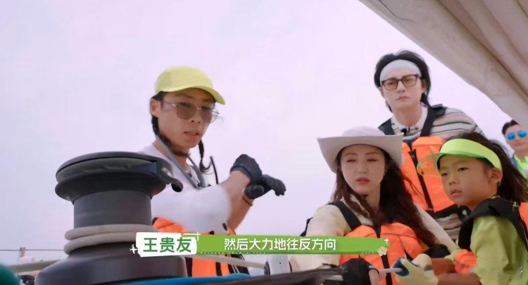 董璇晕船 董璇晕船也要坚持录节目董璇海上录制名场面，深受晕船困扰，整个人瘫在船上
