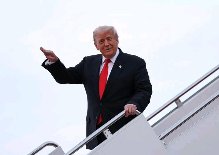 美国总统特朗普对英国广播公司BBC两名高管辞职表示欢迎。
BBC总裁蒂姆·戴维和