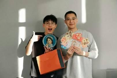 赖冠霖近照与网红微笑合影，圆寸新造型差点认不出～ 