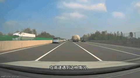 这黑车要么是刮蹭到大货车了，要么是太相信自己的技术了