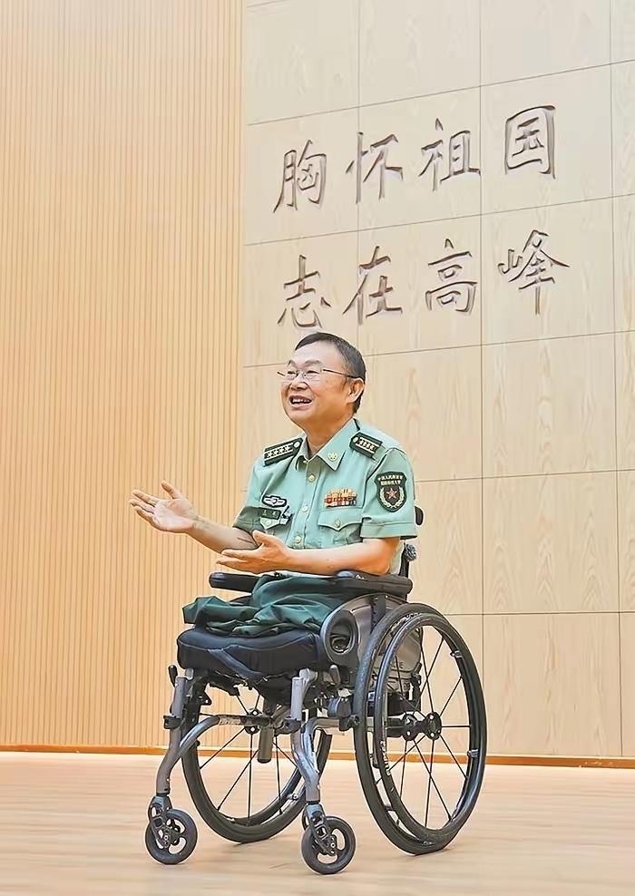 致敬“时代楷模”王戟，双脚虽不能站立，信仰永远昂首冲锋；轮椅当作战车，代码化作护