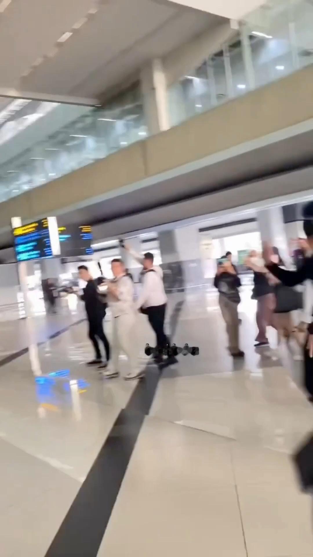 丞磊印尼线下人气丞磊出场好大的欢呼声我勒个豆丞磊线下排面拉满！刚出场瞬间尖叫声不
