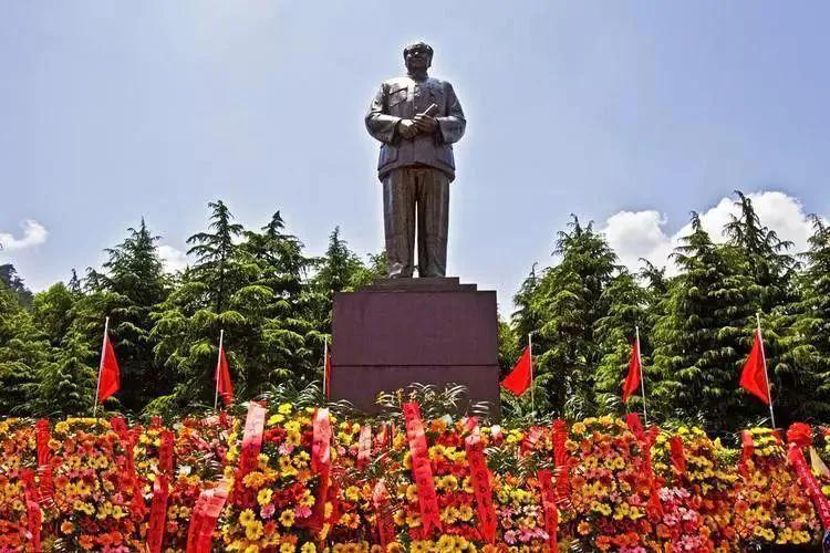 永远崇拜思念伟人毛泽东一一
12月26日国人己牢记心中
中国伟人诞生日毛泽东！