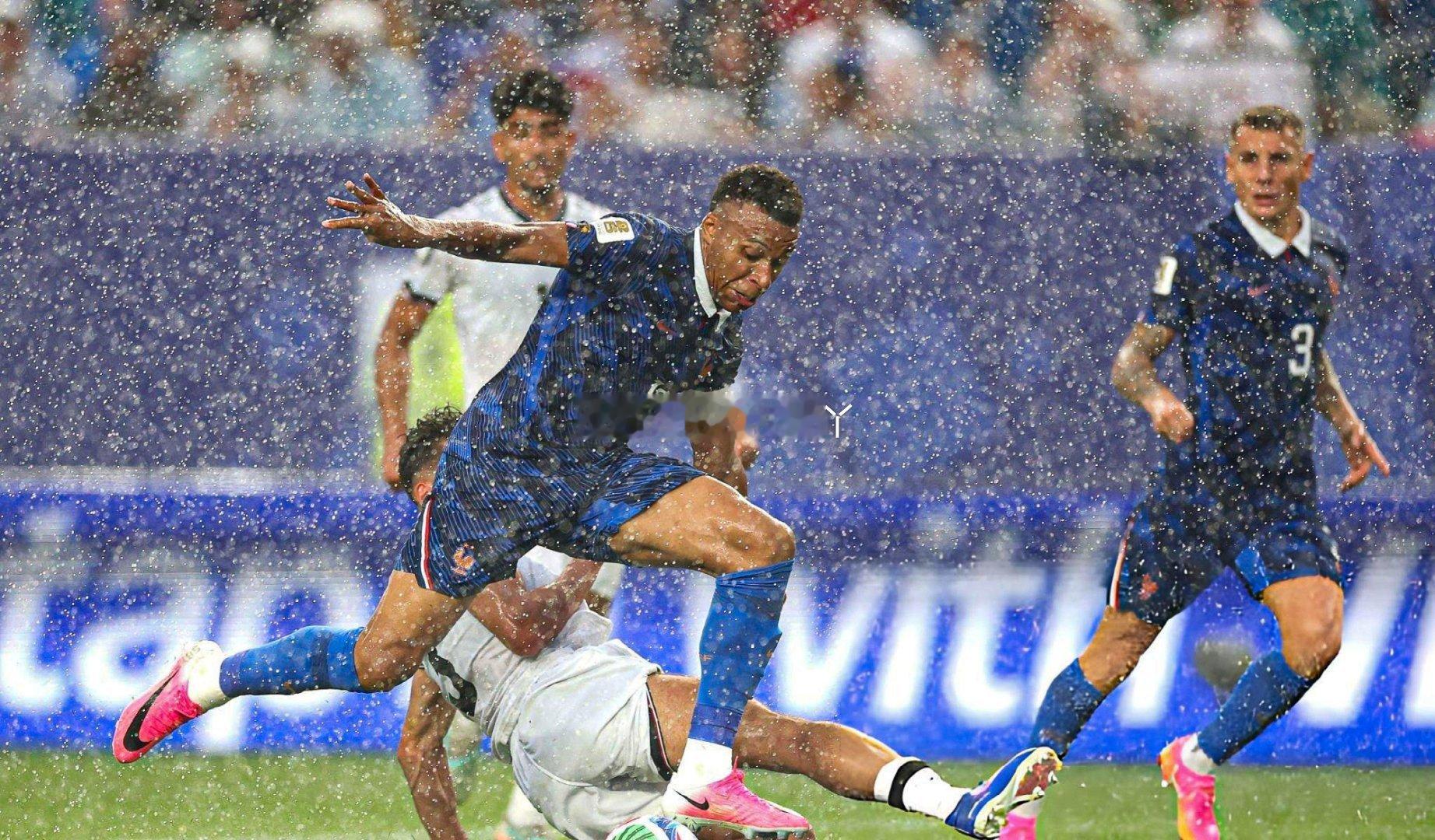 法国vs伊拉克下半场因雷暴天气推迟打雷暴雨，为了球员的安全和观众的安全，推迟比赛