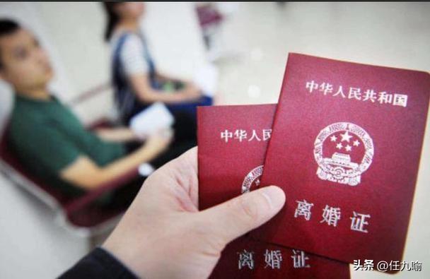 重庆，女老板为追男下属，花300万让原配妻子和他离婚，结果两人同居没多久就闹掰了