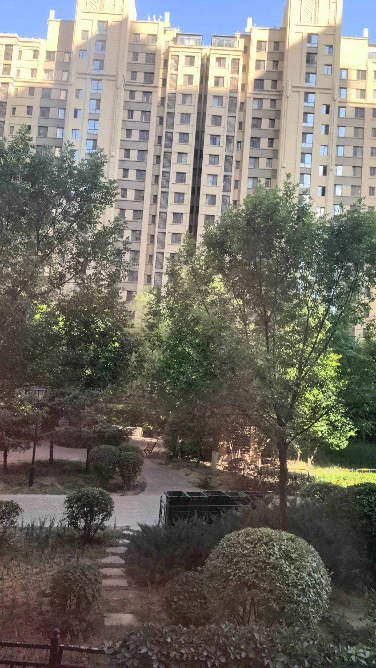 昨天下午，来到呼和浩特市新城区的一个小区里，陪着一客户看了一套房子，这套房子面积