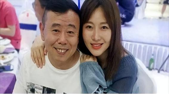 2012年，身价10亿的石磊，娶了潘长江的女儿潘阳！刚谈恋爱时，石磊送了辆380