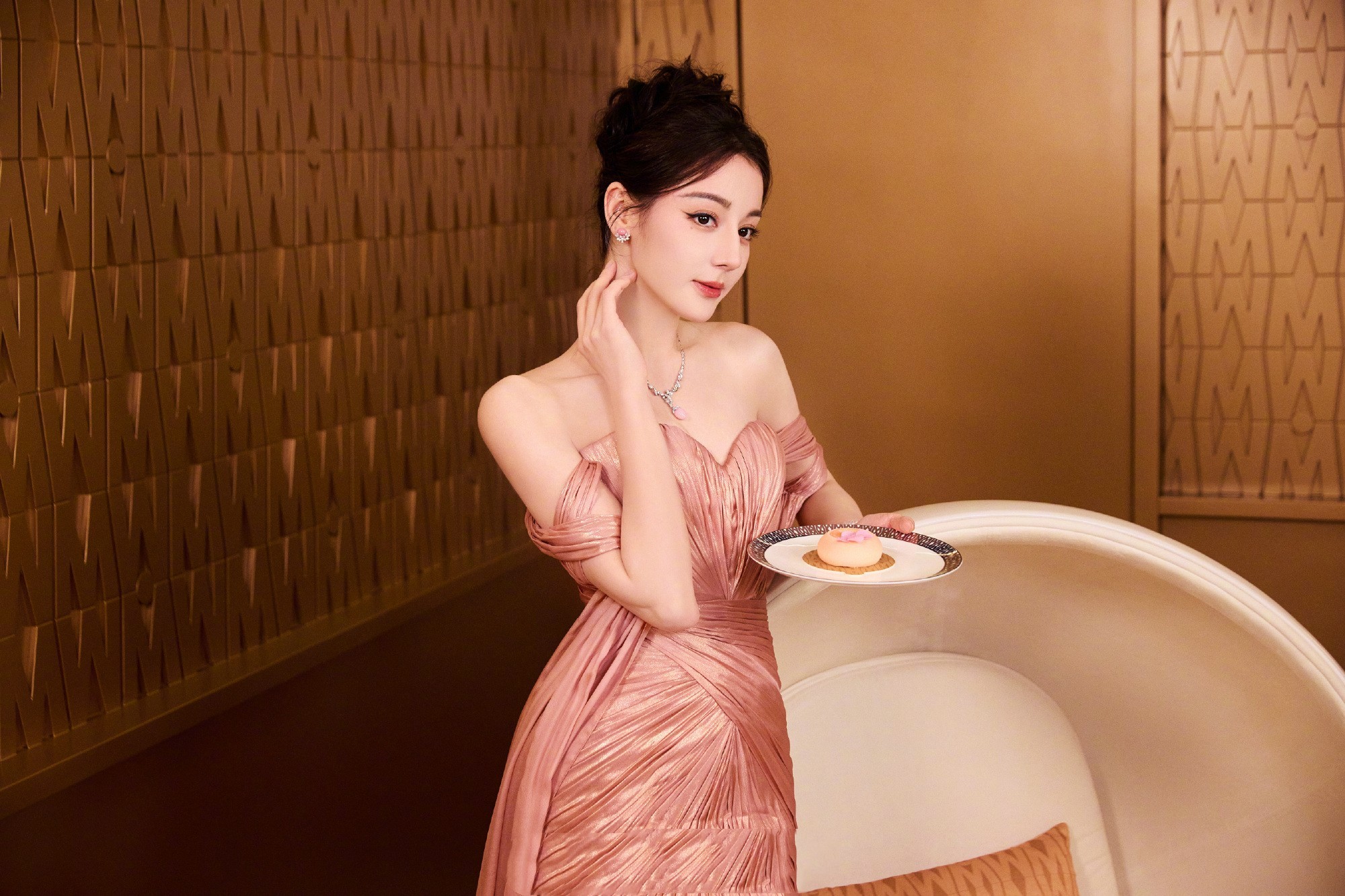 迪丽热巴，粉色礼服优雅浪漫 ​​​