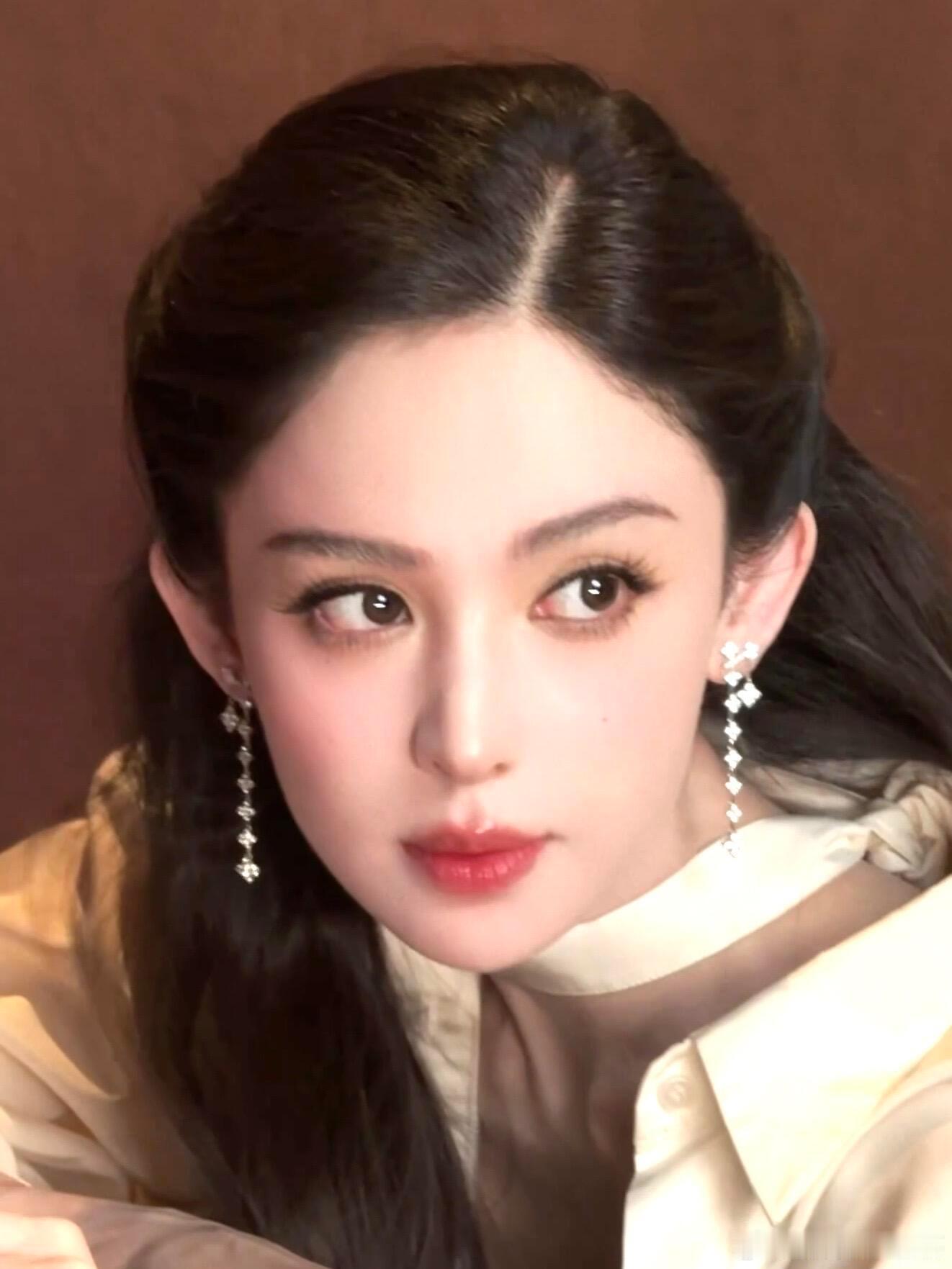 娜扎[超话]  娜扎今天的造型也太梦回小雪了吧！！半扎卷发+白色裙子真的梦回轩辕