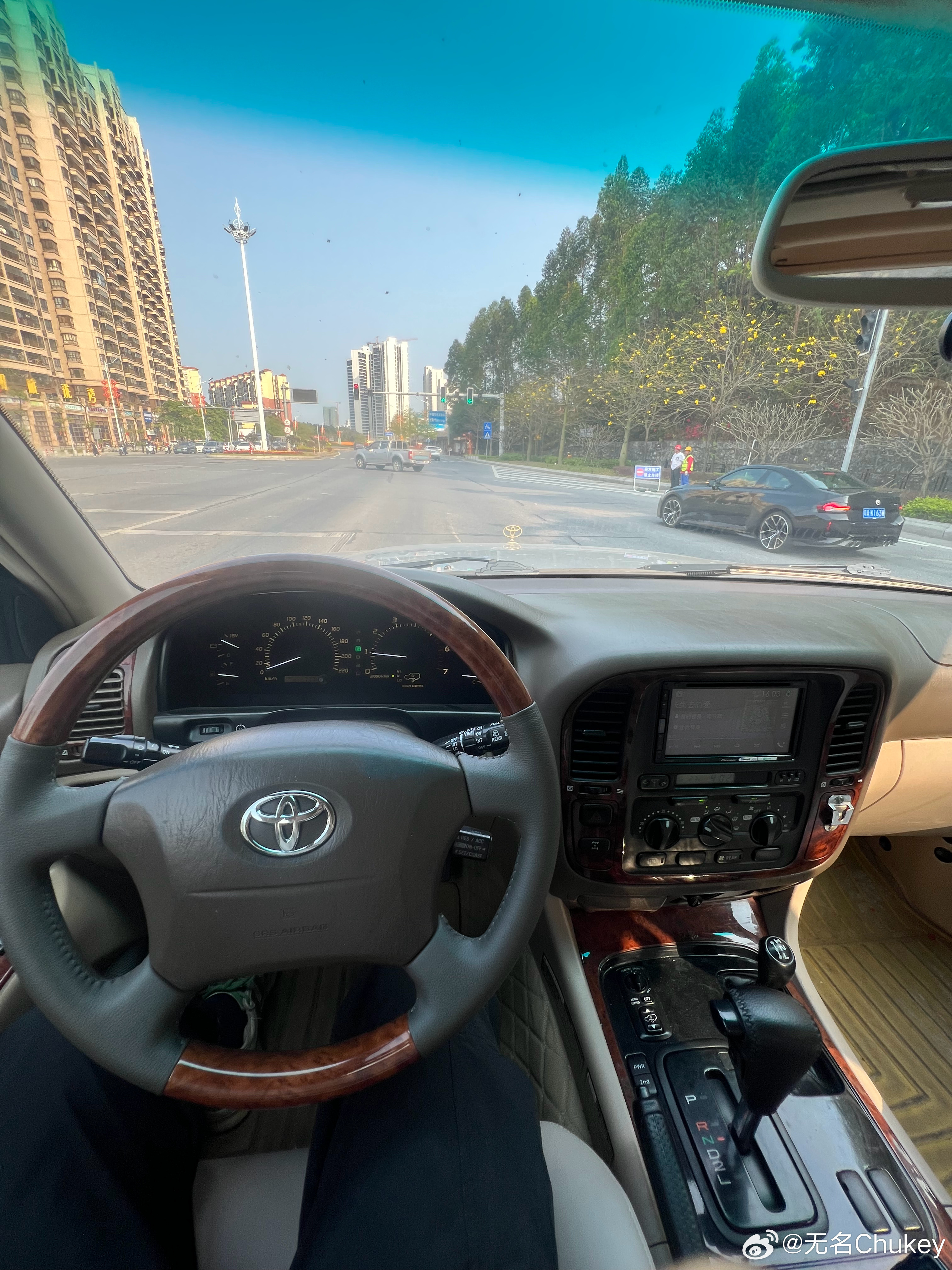 油价涨爆了好像没什么所谓，4700该开还得开，改越野还得越野，越野得50L油耗打