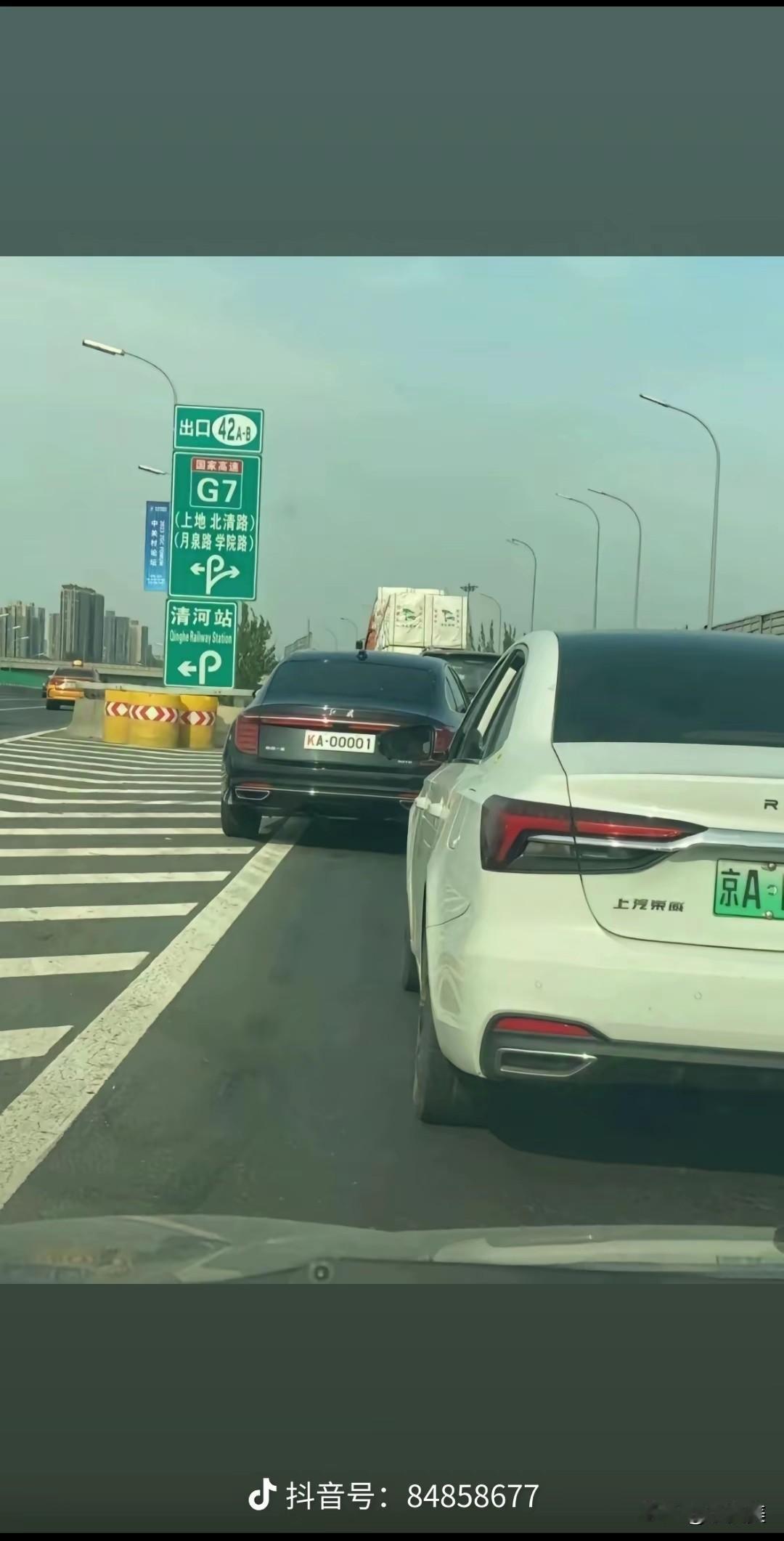 不懂就问，前面这辆车上高速也需要交过路费吗？[呲牙]