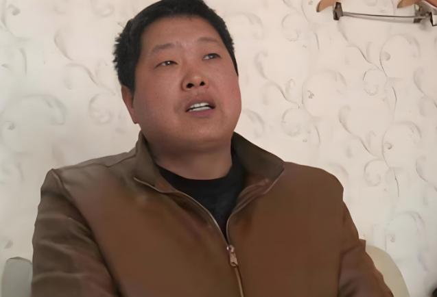 河南郸城的退伍军人仵瑞华在街头修了二十多年水电，47岁那年去镇政府溜达，竟在公告