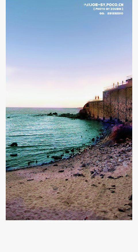 🌅海把霞光揉碎成星子✨，礁石在沙滩写着无人懂的诗。风掠过城墙时，连时光都慢成了