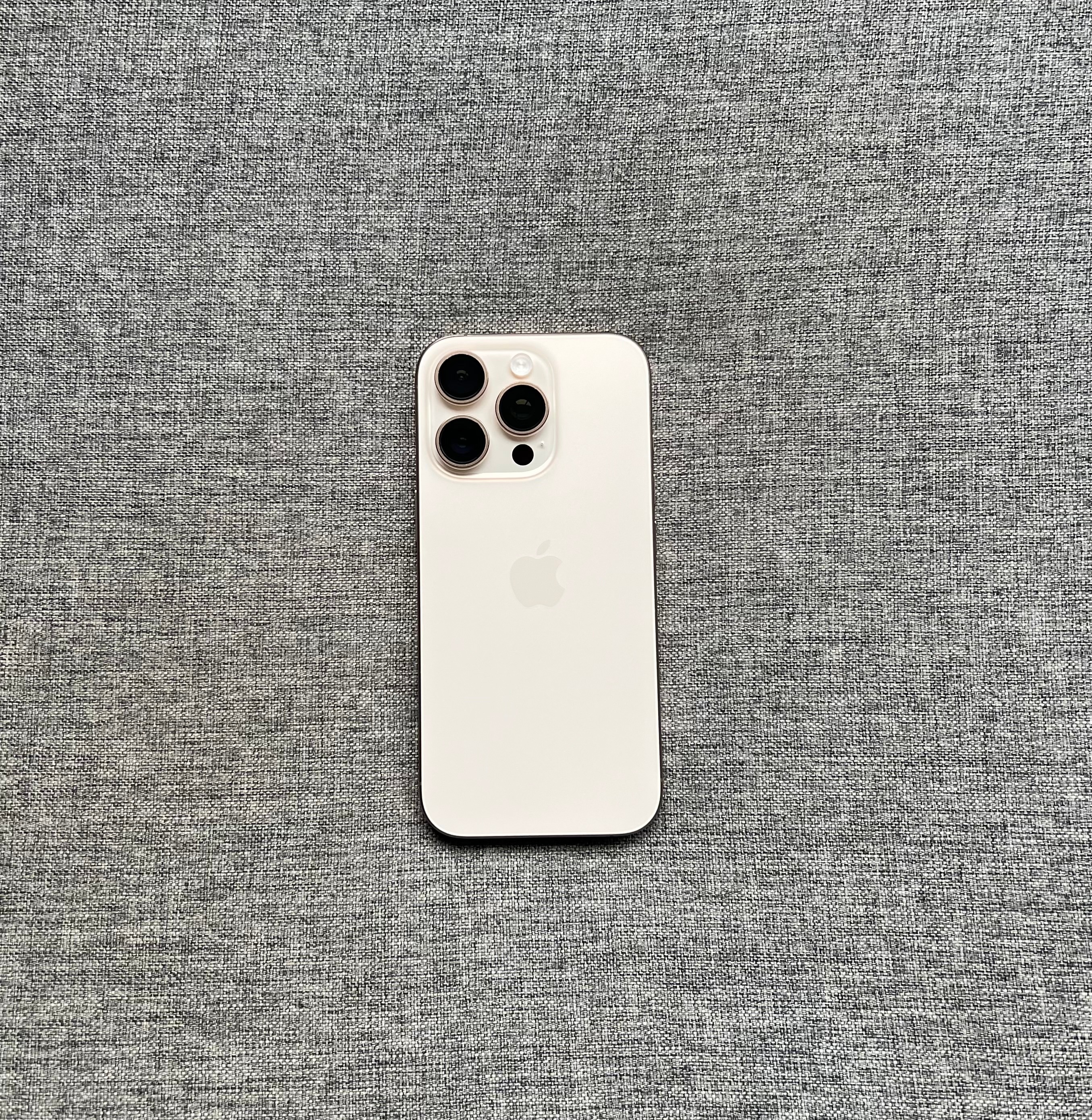 国行iPhone16 Pro 256G 沙漠色，屏幕完美，外壳小磕碰，电池效率9