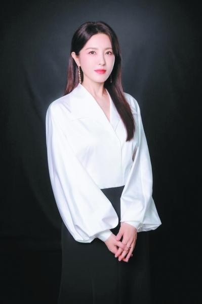 她是两百年难遇的美人，靠美貌“征服”无数男人，如今49岁了，孑然一身，孤孤单单，
