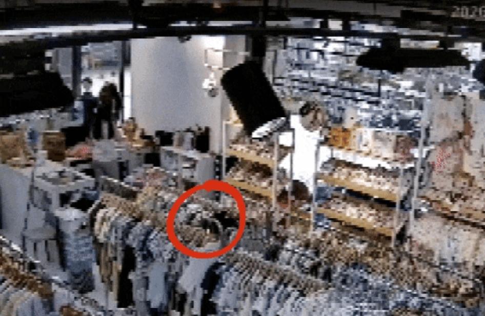 浙江嘉兴某家童装店内，不知怎么天花板上，竟然掉落非常不起眼的火星，以后就是来不及