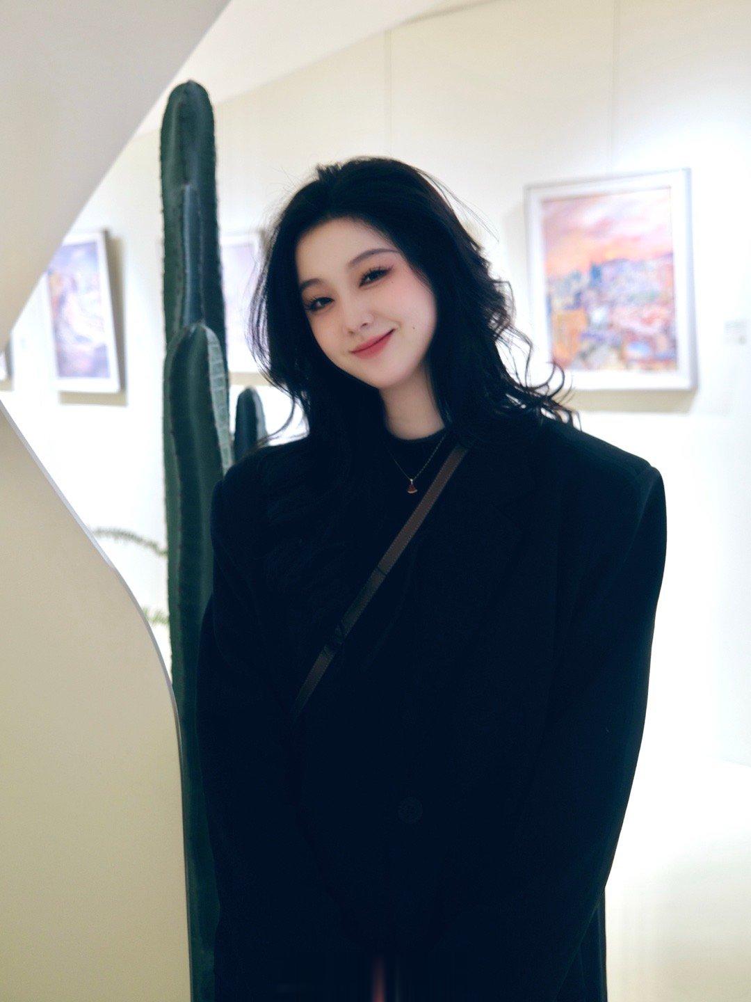 总是被我导带着看展 好幸福也[抓狂] ​​​