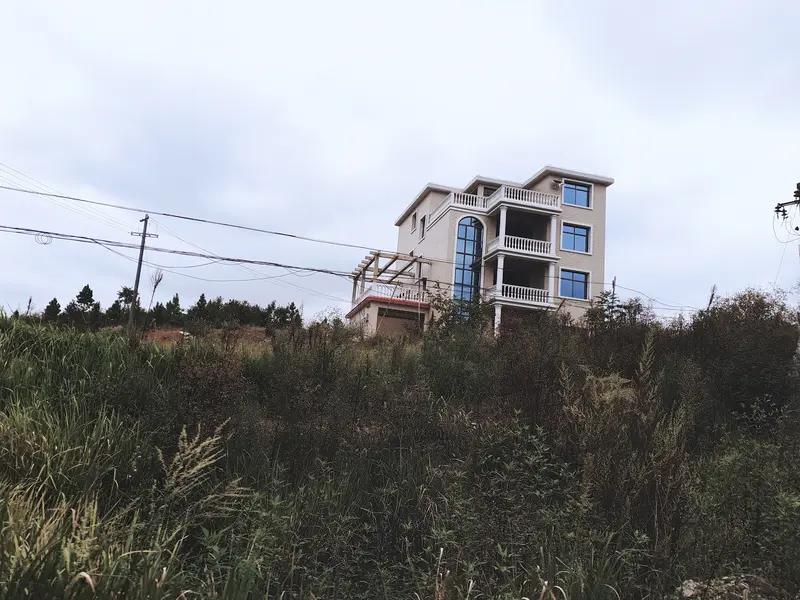 杭州商老先生家这事儿可太闹心了。原本说好两套自建房一家一套，结果父母临时变卦，一