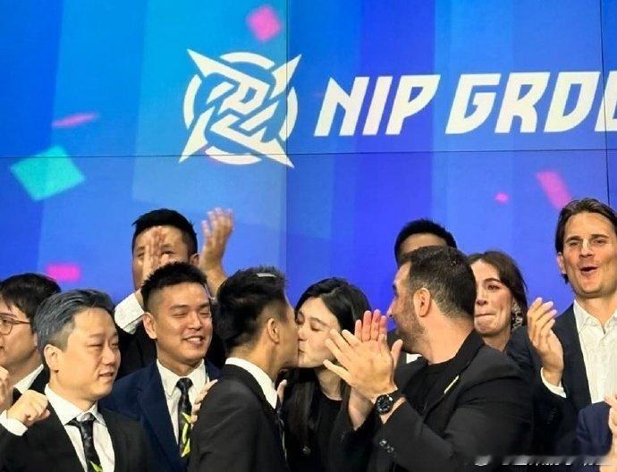 #何猷君奚梦瑶拥吻照#何猷君和奚梦瑶两个人的爱情太让人羡慕了吧，这个拥吻照洋溢着