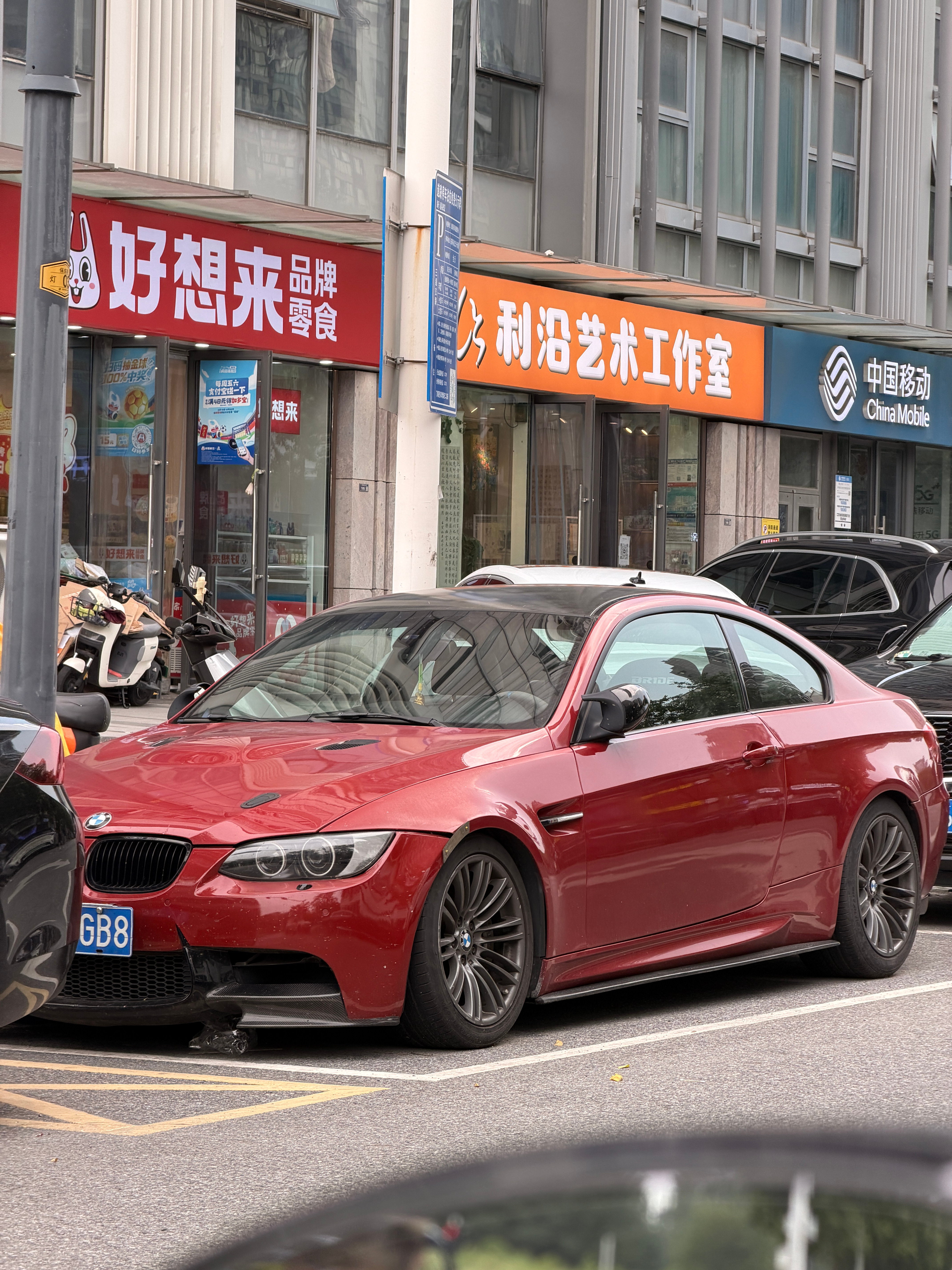 可怜了这台e92……保险杠用螺丝固定