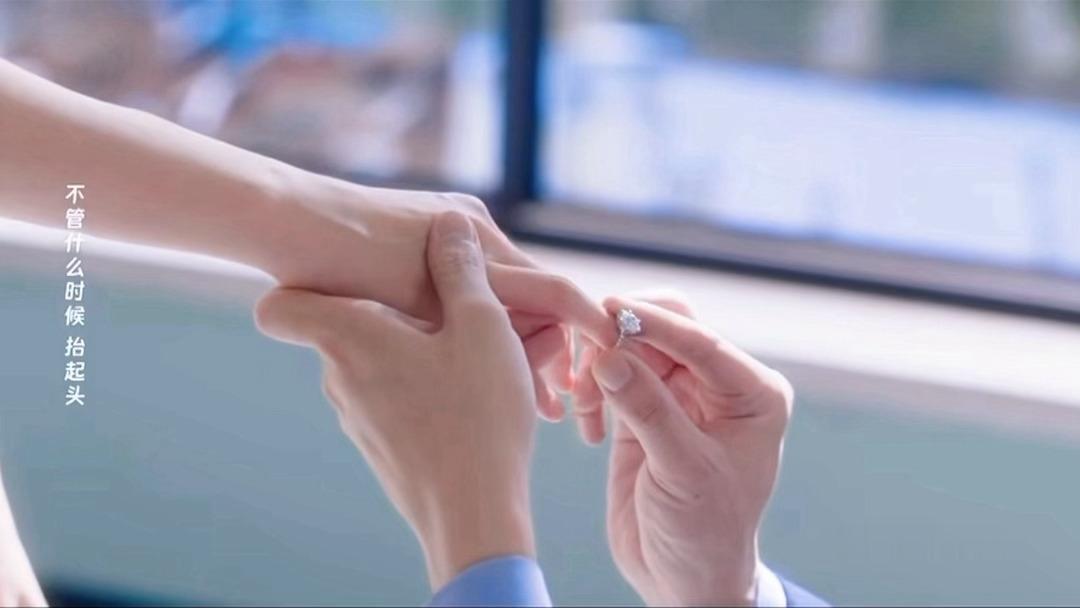 檀健次的的演技真灵动，职场里李亦非精英范十足，在家里是什么都不会的小白，他把卖房
