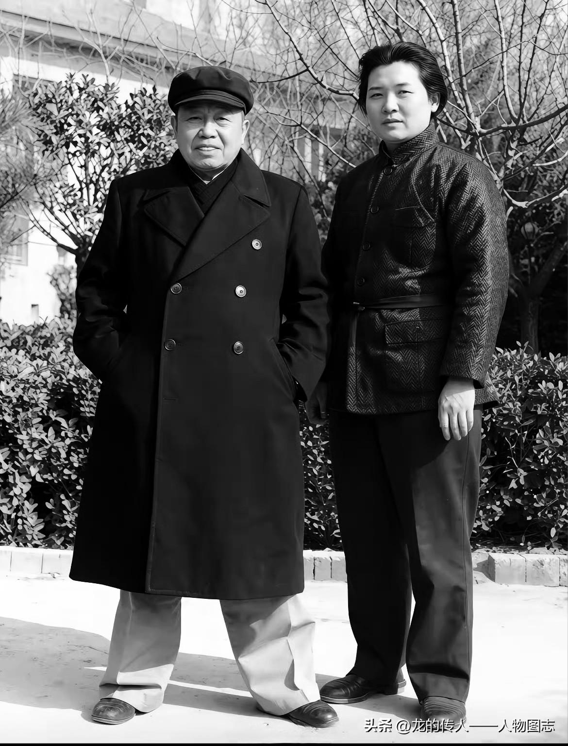 1962年新春，谭震林在位于北京中南海的家中与夫人葛慧敏合影。