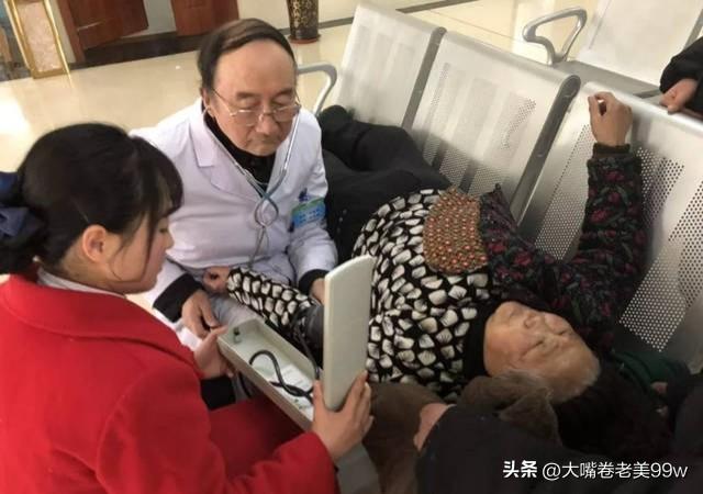 现在的医院，不去不知道，一去吓一跳。
上个月，肩膀疼，去医院看医生，挂完号，在门