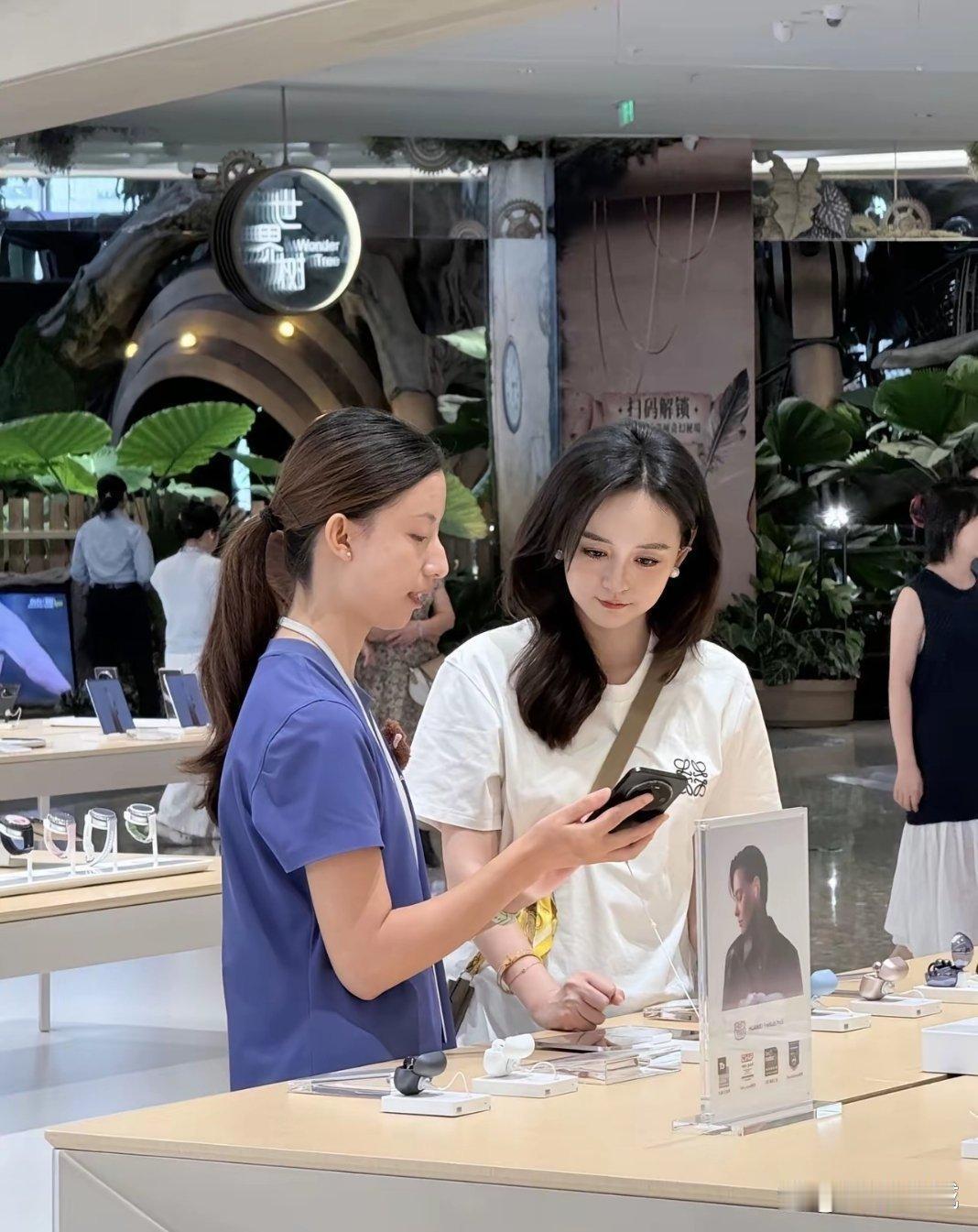 何泓姗太可惜了，因为口水过敏不能接女主戏。 ​​​