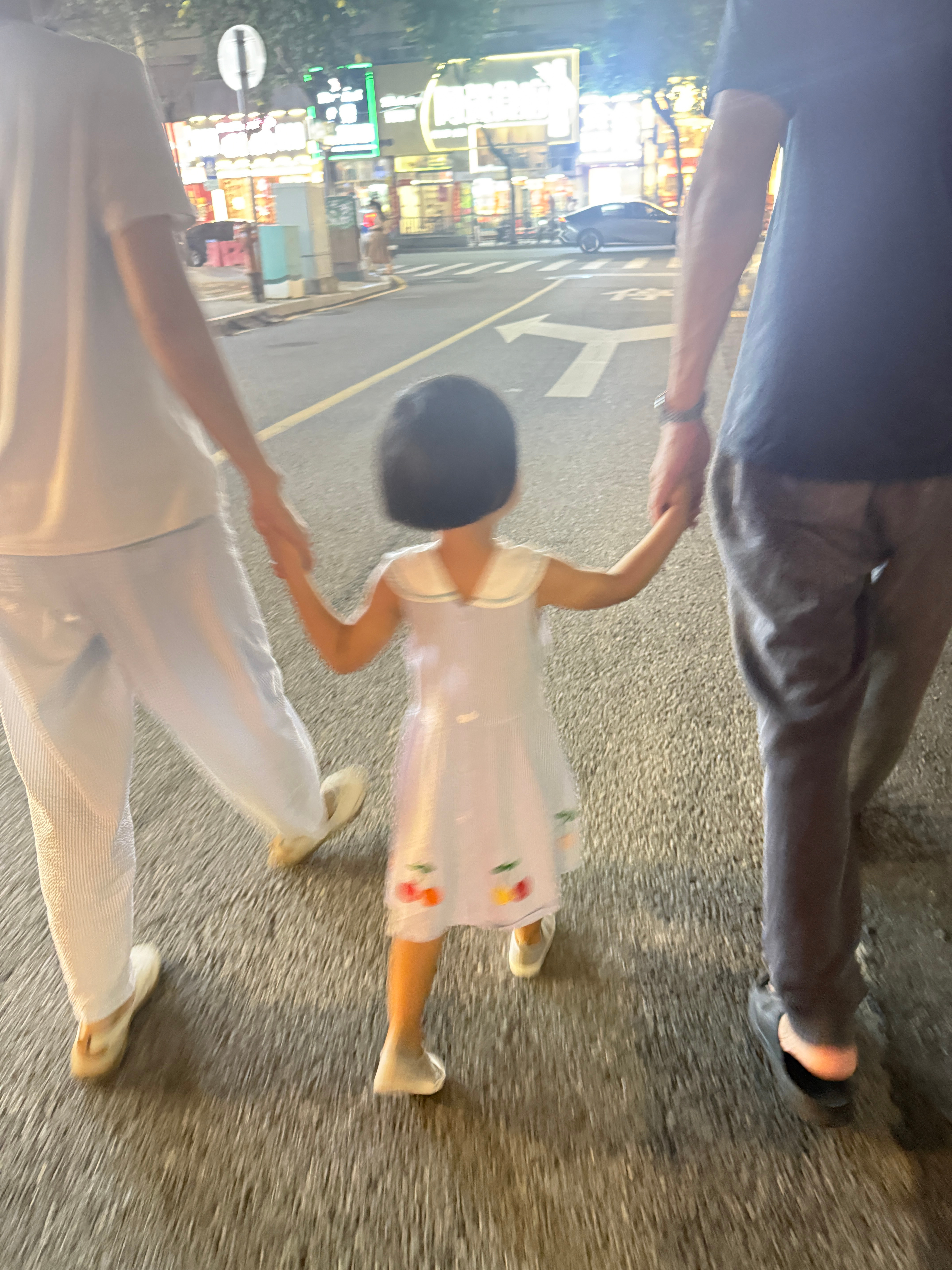 压压给球宝穿的裙子😅 