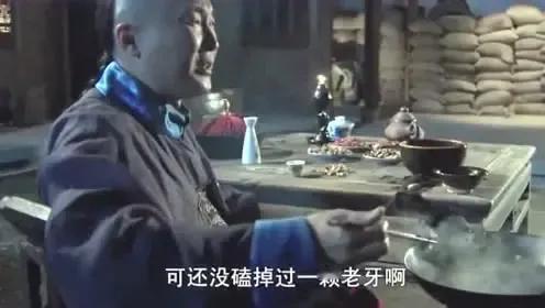 《天下粮仓》里，最经典的就是王县令吃滚烫豆腐的戏份，当时正是大灾荒之年，官府要来