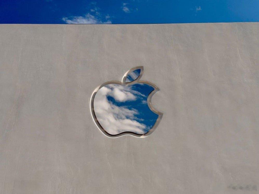 美国科罗拉多州新Apple Store零售店的镜像Apple标志 