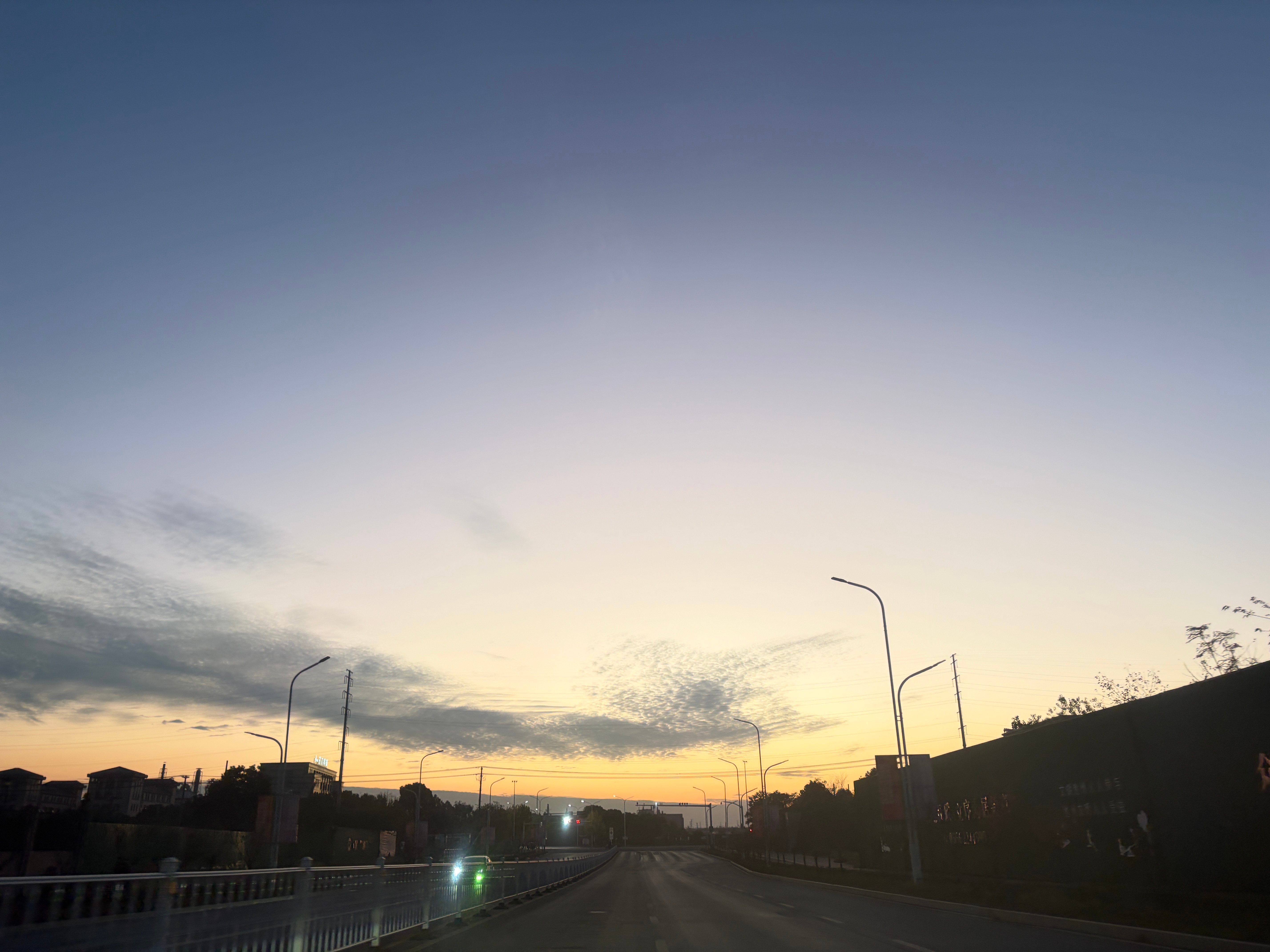 晚安我们总在争——争是非对错，争名利得失，争一时长短。以为争来了面子，争赢了道理