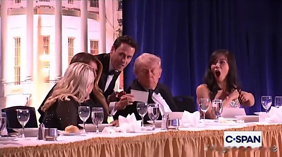 白宫枪击案的细节被议论纷纷，旁边有个华裔记者，此人要是抓住流量，能大火一把[奸笑