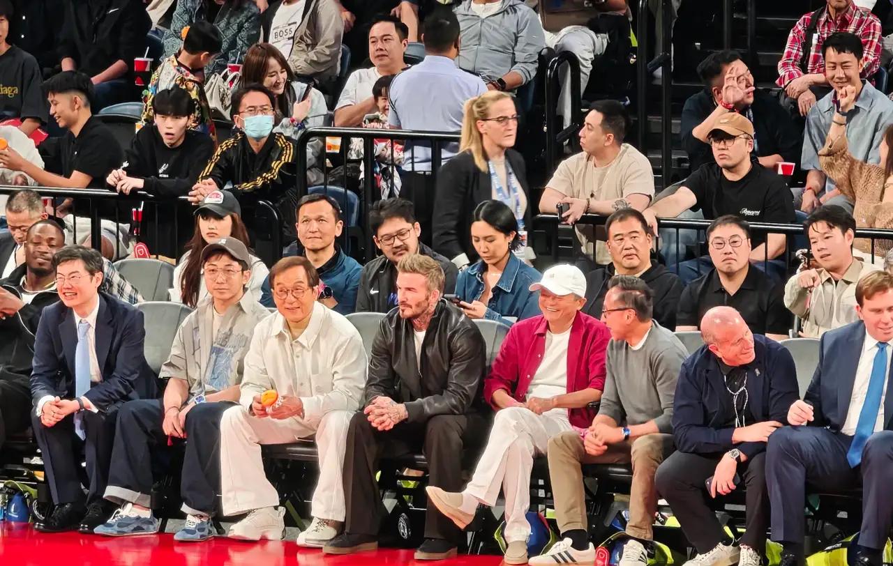 nba中国赛合影一个细节，马云仍是焦点，领导地位不容忽视：
左起：成龙、贝克汉姆