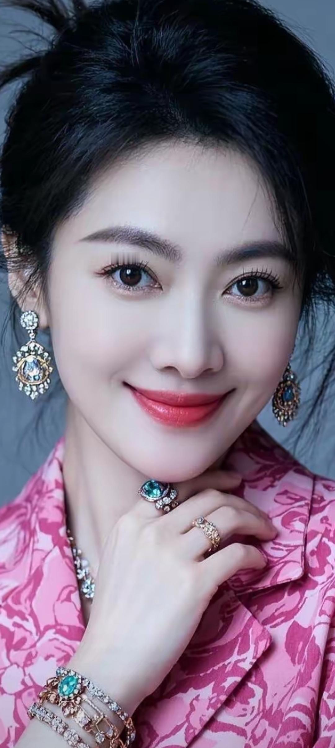 优雅气质，珠宝闪耀，粉色西装，完美搭配！