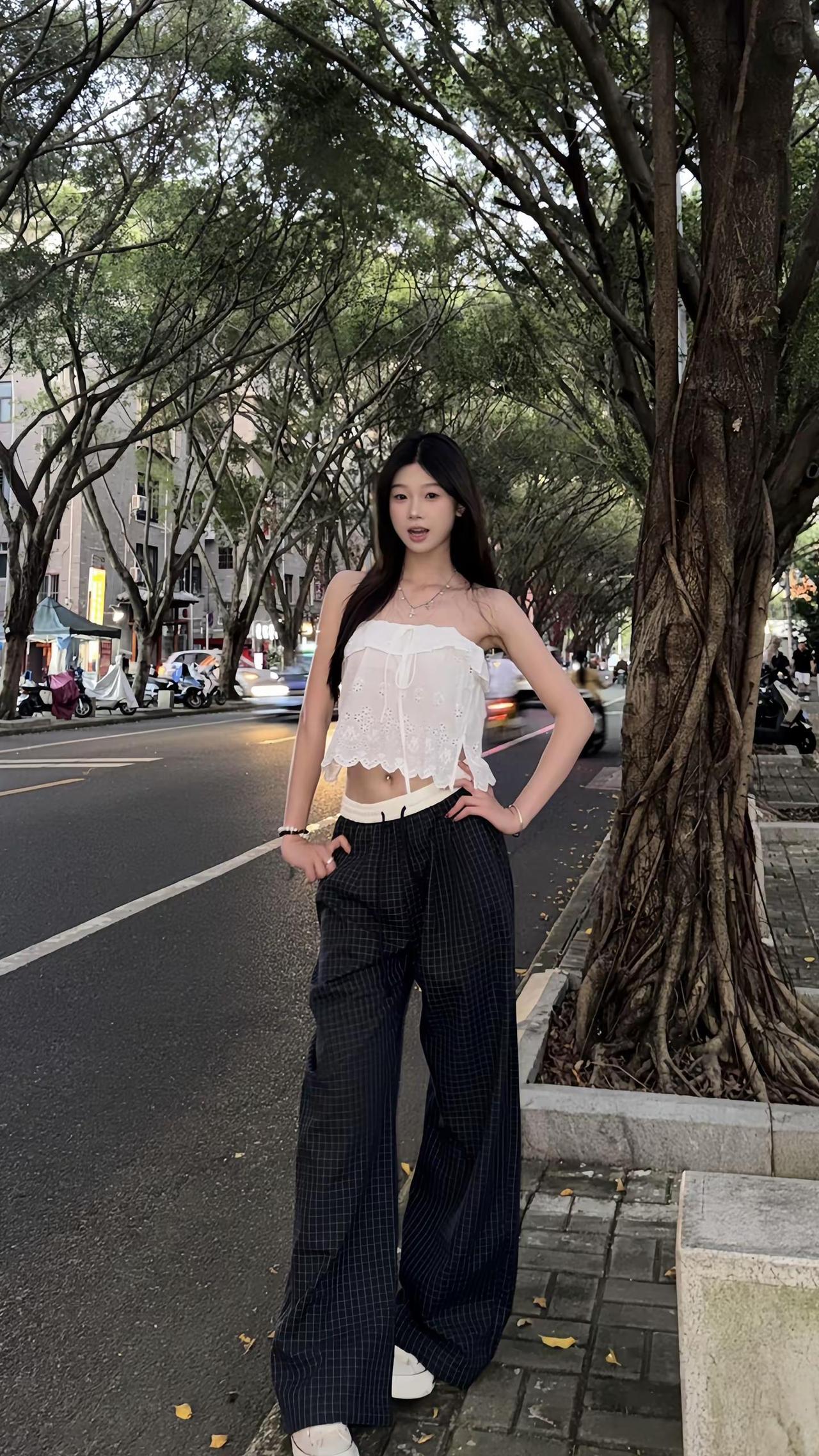 老妹到底处不处。ootd街拍辣妹穿搭 甜妹 格子裤