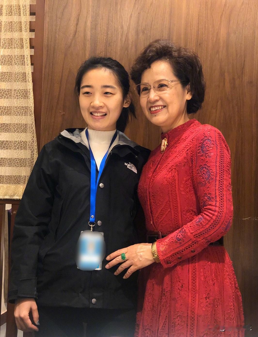 大家留意观察下，包贝尔妈妈面相和周冬雨十足相似，不留意观察好像一对母女一样，大家