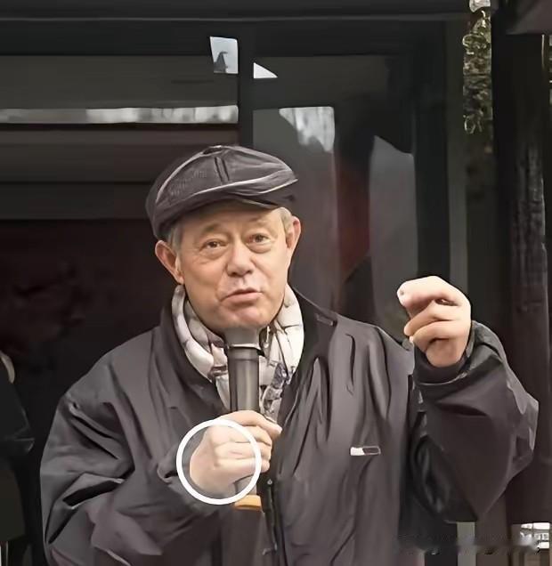 别把火力全集中在徐湖平身上，这锅让他一个人背，太沉。

仔细翻翻那本“借物账单”