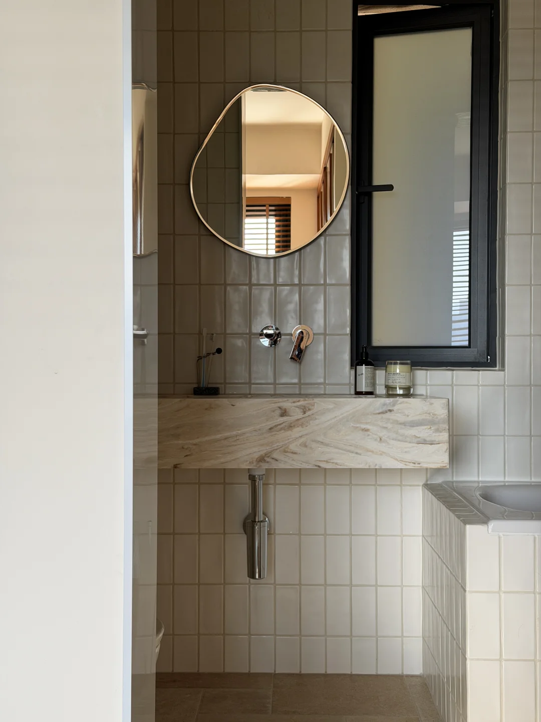 莱姆石➕小白砖的卫生间设计